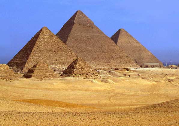 ПИРАМИДЫ В ГИЗЕ (Великая пирамида Хуфу в центре).