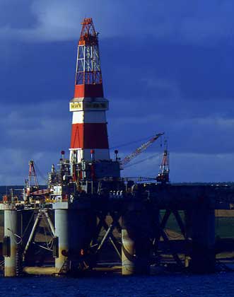ПЛАТФОРМА ДЛЯ ДОБЫЧИ НЕФТИ в открытом море.