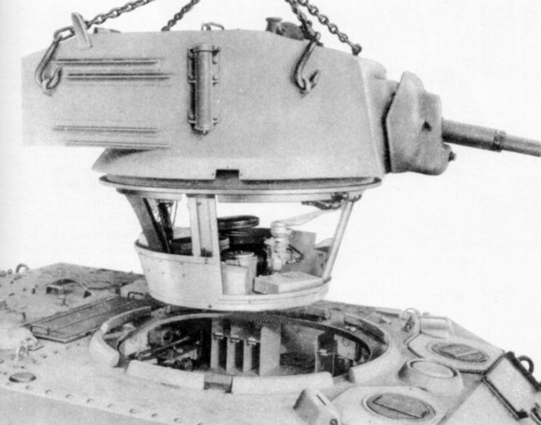 Установка башни на танк M3A3. Хорошо видна башенная корзина, по размерам которой можно составить представление о тесноте боевого отделения
