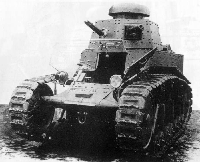         Вскоре (1 февраля 1928 г) последовал и заказ на изготовление в течение 1928-29 гг. для РККА 108 танков Т-18 (30 шт. до осени 1928 г. и 78 шт. в течение 1928-29 гг.). Первые 30 танков были изготовлены на средства ОСОАВИАХИМа и приняли участие в параде 7 ноября 1929 г. в Москве и Ленинграде под неофициальным названием 