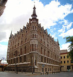 Leon-Casa-Botines-Back.jpg