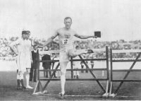 Форрест Смитсон в 1908 году, бегущий с Библией