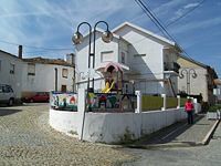 Parque infantil e edificio da Junta de Freguesia.JPG