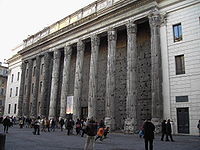 Roma, Piazza di Pietra - Tempio di Adriano.JPG