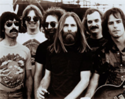 Слева направо: Mickey Hart, Phil Lesh, Jerry Garcia, Brent Mydland, Bill Kreutzmann, Bob Weir
