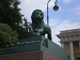 Ближний к Дворцовому мосту лев