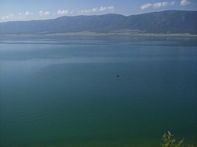Вид на озера с обрывистого берега