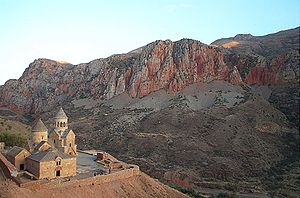 Noravank with cliffs-DCP 0186.JPG