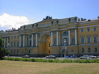 Арка, соединяющая Сенат и Синод. За ней — Галерная улица