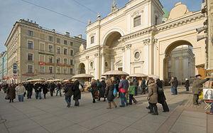 Здание церкви, арт-базар перед церковью