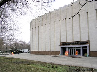 Здание диорамы, главный вход. Слева — площадка военной техники
